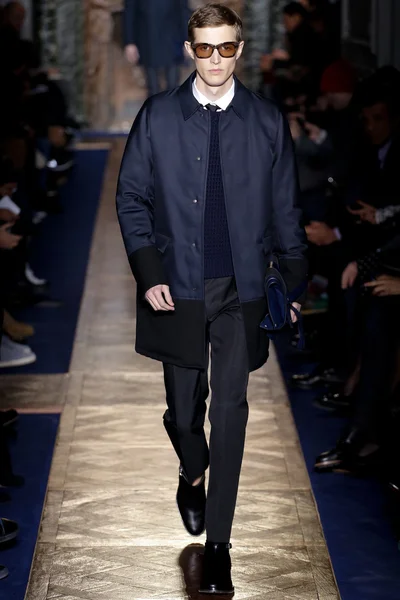 Look 16